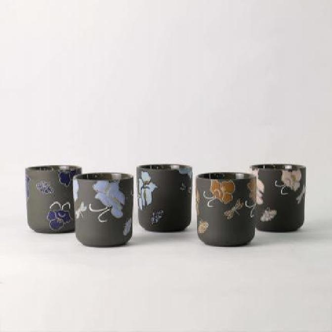 Dlaczego ten wyjątkowy, ręcznie malowany świecznik w kwiaty stał się nowym ulubieńcem Instagrama?