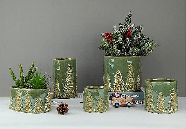 Nagłówek wiadomości: Chcesz, aby dekoracje świąteczne miały delikatną atmosferę? Czy ten ceramiczny wazon z wytłaczanej sosny będzie Twoim nowym ulubieńcem?