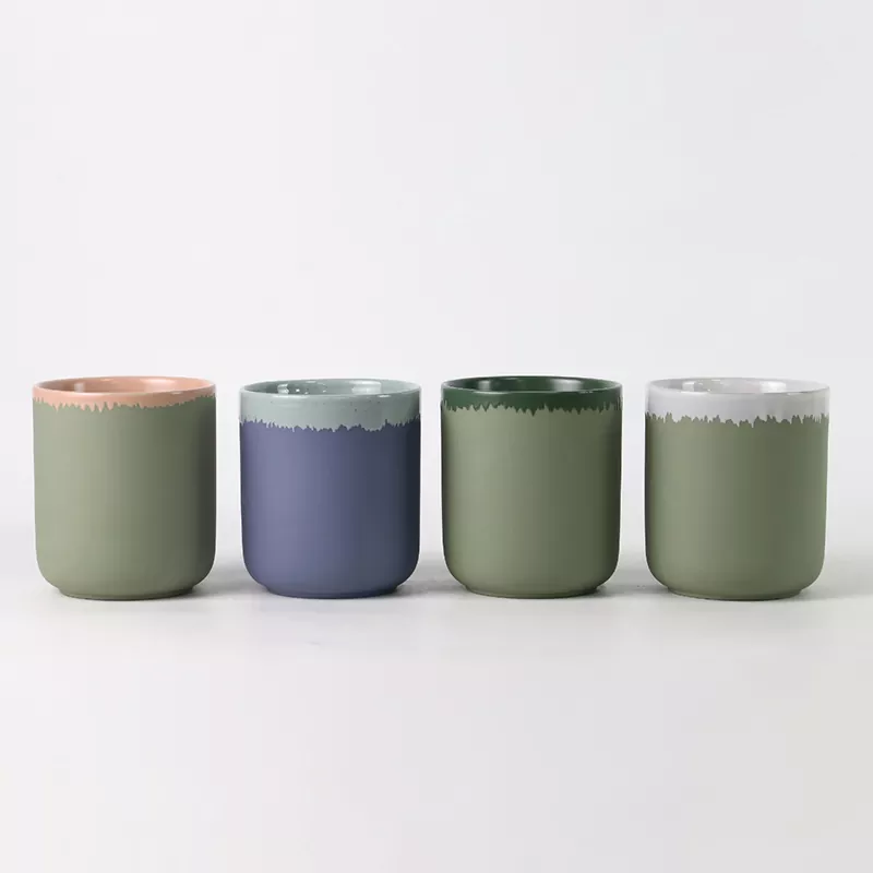 Ceramiczny świecznik z wykończeniem w naturalnym kolorze