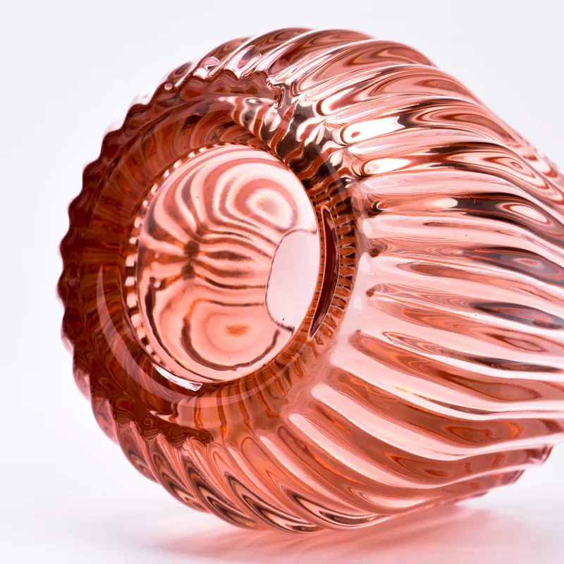 Kolorowy szklany świecznik w paski