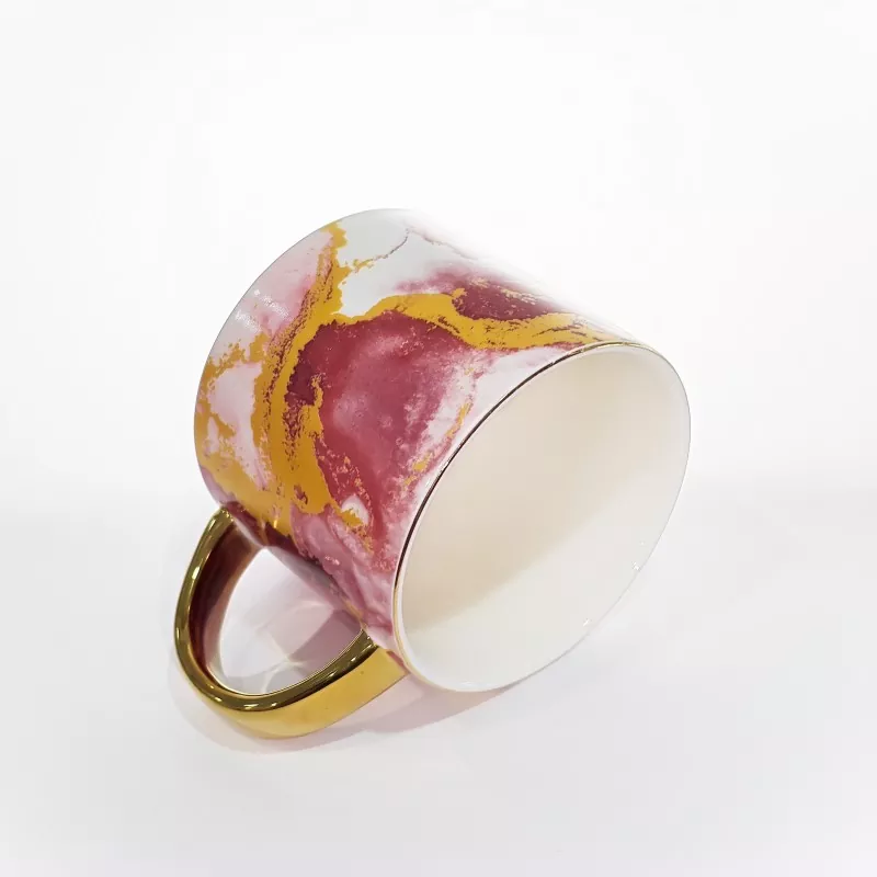 Elegancki kubek ceramiczny z marmurowym wzorem