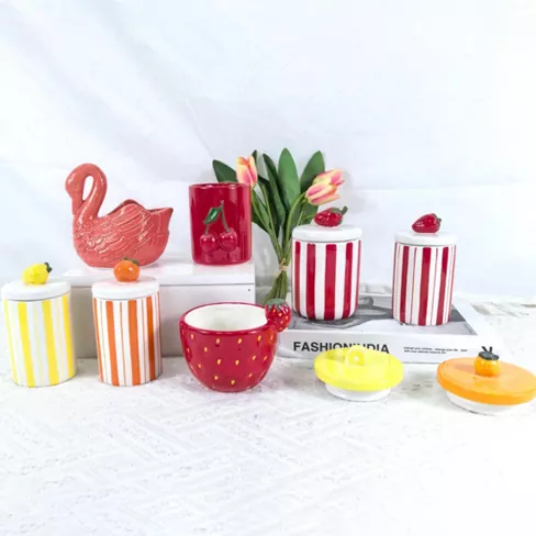 Ceramiczny świecznik w kształcie kwiatu i owoców